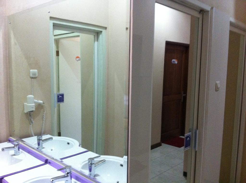 Cabin Hotel Sutomo Yogyakarta Exterior photo